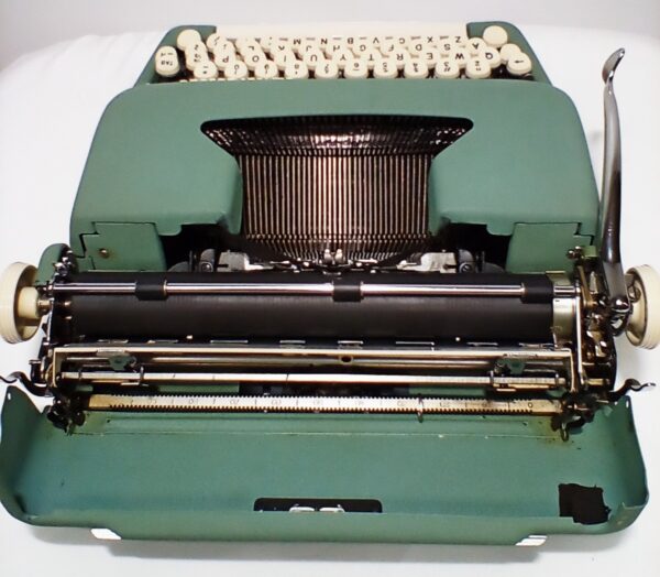 Smith Corona Sterling Typewriter in Seafoam Green - Image 4