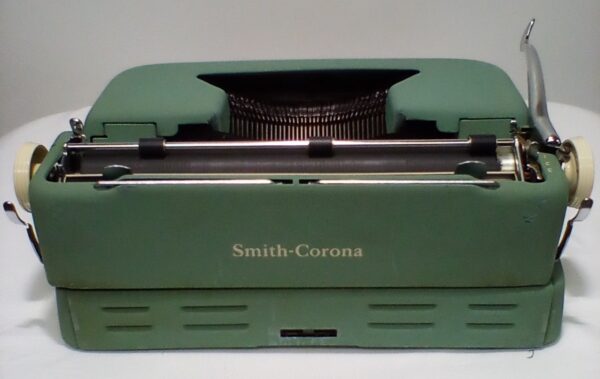 Smith Corona Sterling Typewriter in Seafoam Green - Image 5