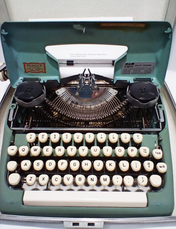 Smith Corona Sterling Typewriter in Seafoam Green - Image 8
