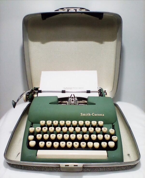 Smith Corona Sterling Typewriter in Seafoam Green - Image 10