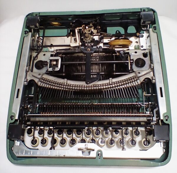 Smith Corona Sterling Typewriter in Seafoam Green - Image 11